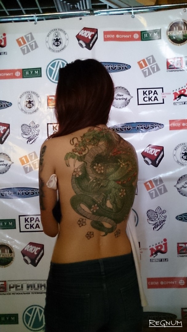 Татуировка на спине девочки