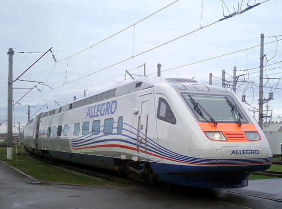 Поезд «Аллегро» врезался в упавшее на железнодорожные пути дерево