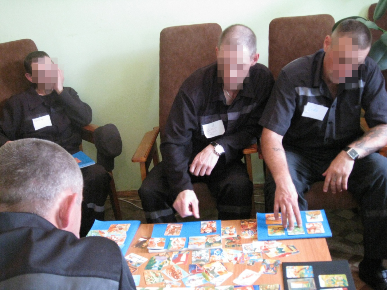 в тюрьме играют в карты