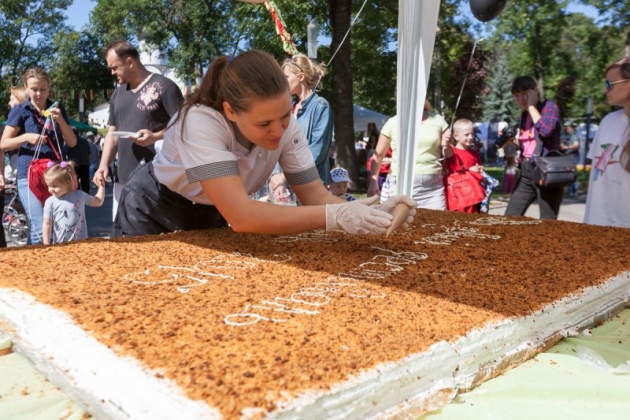 200-килограммовый торт «Медовик» съели на фестивале в Пскове
