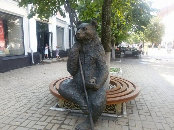 В центре Ярославля за отдыхающими следит медведь с секирой