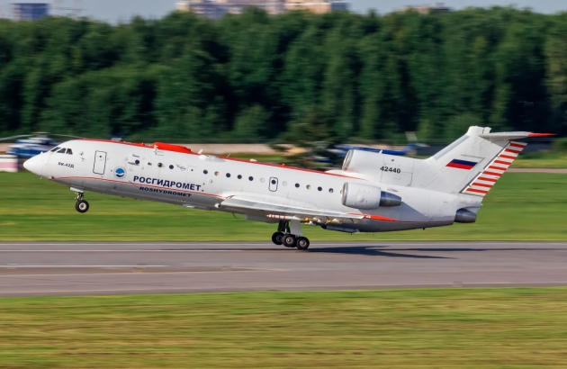 В Красноярске из-за отказа двигателя экстренно сел самолет ЯК-42
