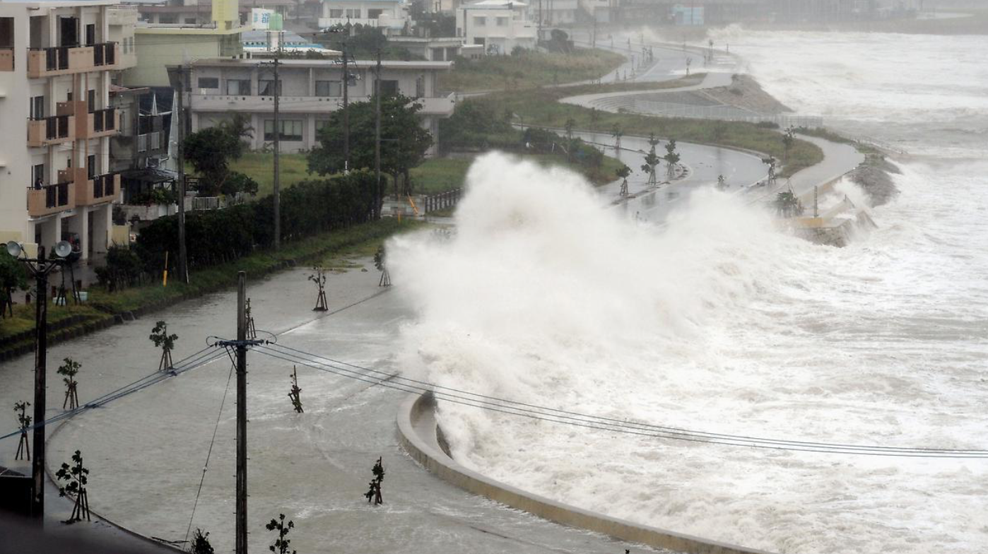 ЦУНАМИ Владивосток. Тайфун на Окинаве. Окинава ЦУНАМИ. Тайфун в Японии. Тайфуном гони