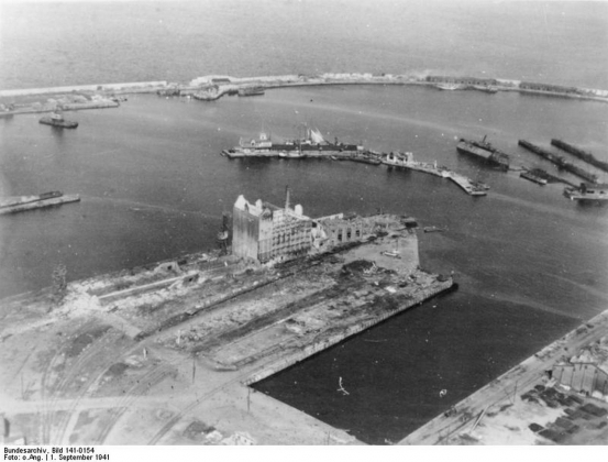 Разбомбленный немцами Таллинский порт — 1 сентября 1941