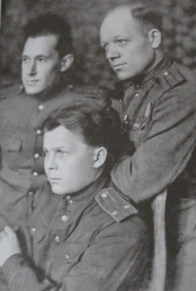 Василий Глотов и художник Орест Верейский (стоят) с Александром Твардовским, Восточная Пруссия, 1945 год