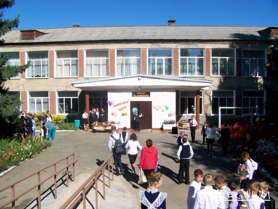 Кучукская средняя школа — с виду неказистая и с протекающей крышей, но хорошо налаженным учебным процессом и учителями, которые завоевали в этом году много грамот 