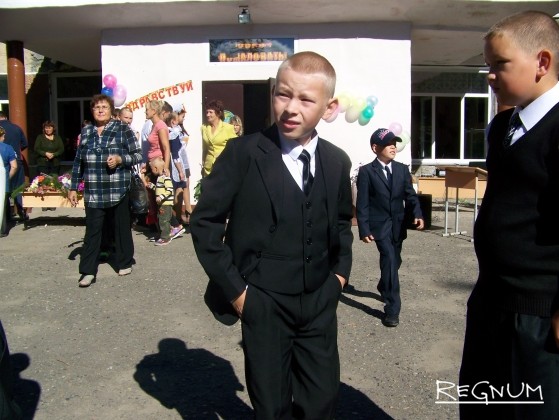 Один из учащихся Кучукской средней школы в ожидании торжественной линейки, посвященной Дню знаний. Чем-то паренек напоминает «Вождя» мирового пролетариата.... 