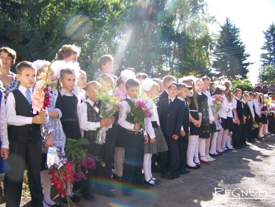 Торжественная линейка, посвященная Дню знаний в Кучукской средней школе. Алтайский край
