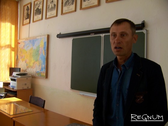Учитель истории Кучукской средней школы в День знаний. Алтайский край