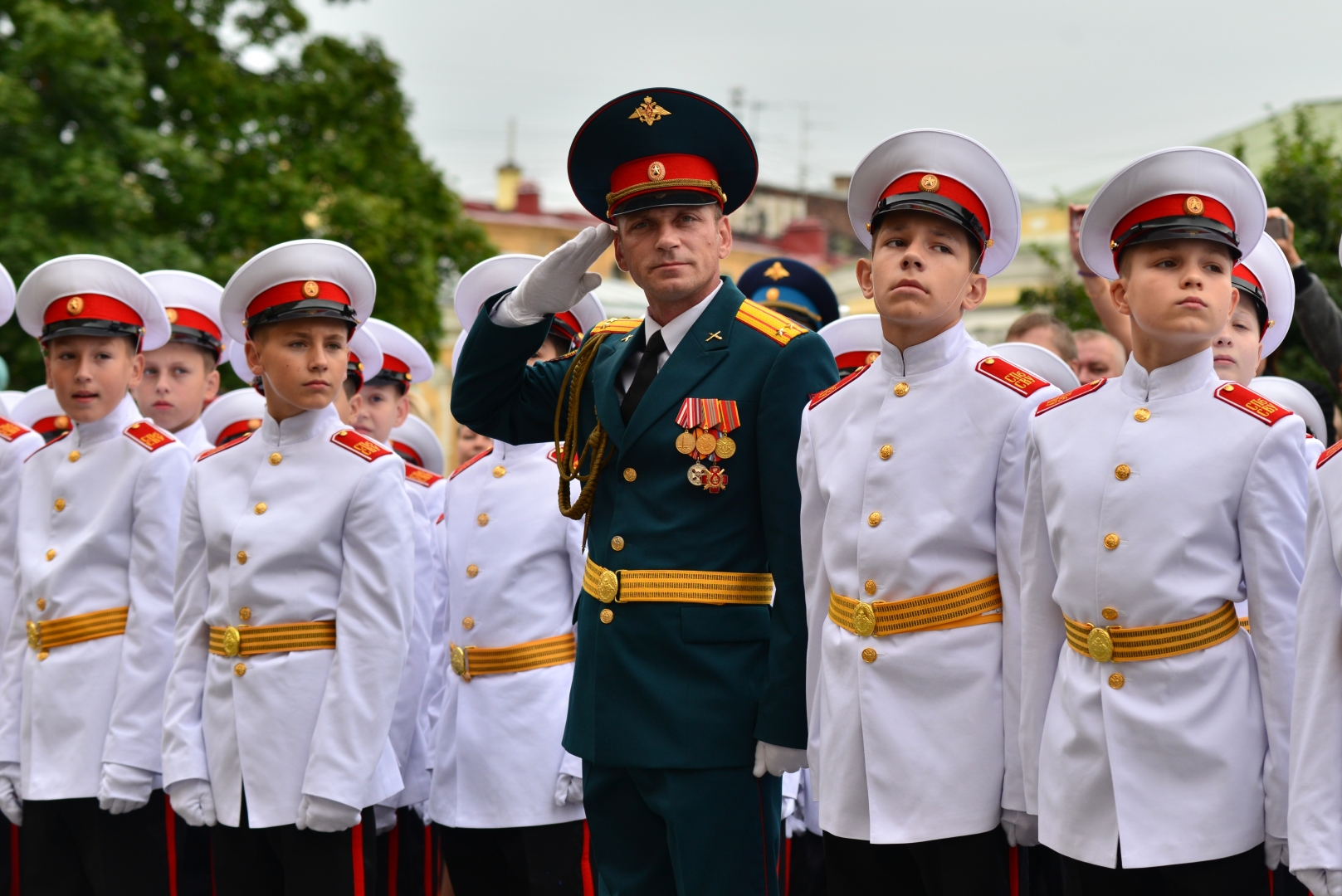 Китель кадетский парадный. Кадеты Суворовского училища. Белый китель Суворовское военное училище. Форма кадетов Суворовского училища. Алые погоны СВУ.