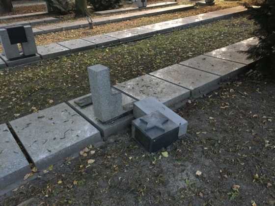 Одна из осквернённых могил в Познани