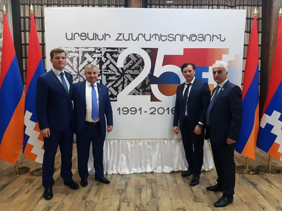 Виталий Габния (справа сзади) и спикер парламента Карабаха Ашот Гулян (слева сзади) в Степанакерте