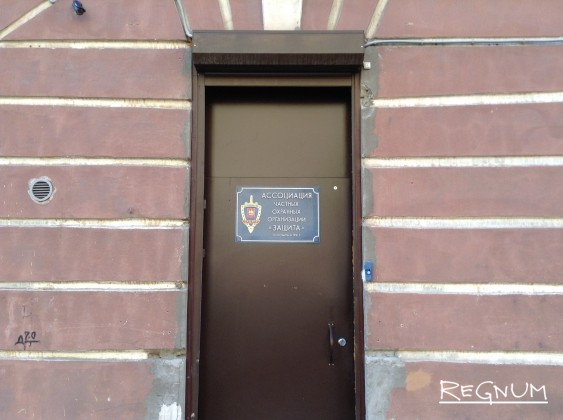 Дверь Ассоциации «Защита» в доме на Захарьевской, 39