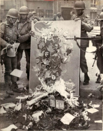 Сожжение марксистских книг после переворота, 1973 