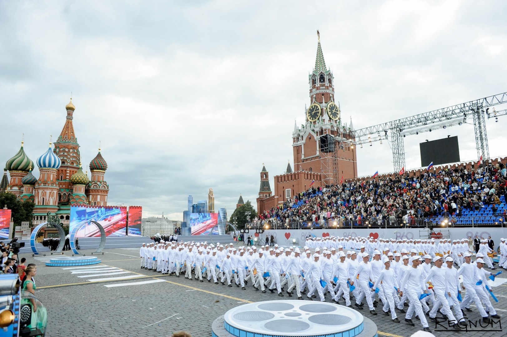 Куда пойти на праздники в москве. С днем города Москва. Представление красная площадь. Москва день города 2015. День России 2018 на красной площади.