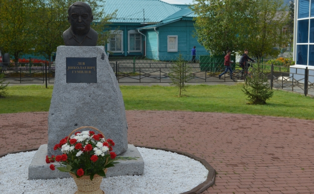 В Горно-Алтайске открыли памятник Льву Гумилеву