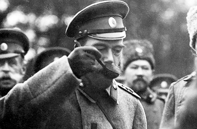 Николай II пробует солдатскую еду на фронте