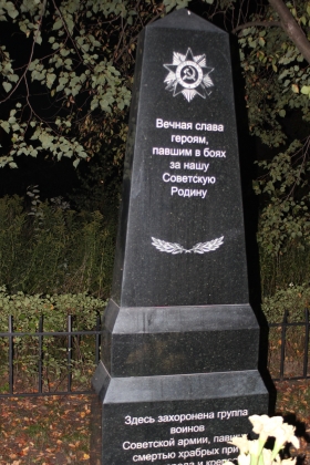 Калининградцы очистили нацистскую символику на памятнике красноармейцам