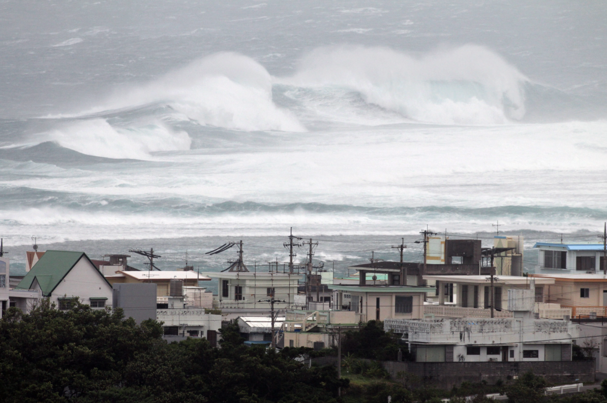 Какие из перечисленных островов страдают от тайфунов. Тайфун в Японии. Шторм в Японии. Тайфун и ЦУНАМИ. Окинава ЦУНАМИ.