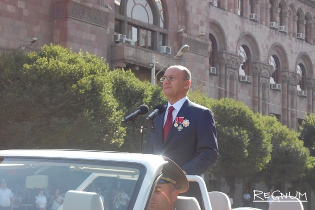 Парад принимает министр обороны Сейран Оганян