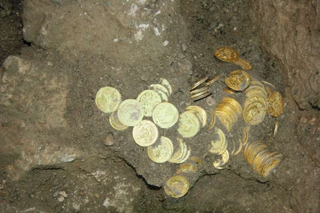 Псковские археологи изучают клад, найденный в подвале разрушенного дома