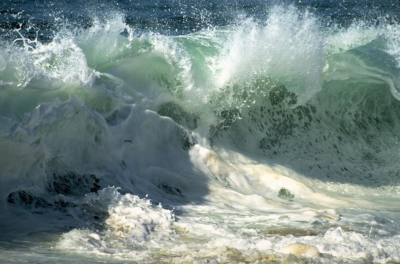 Волны разбиваются о берег