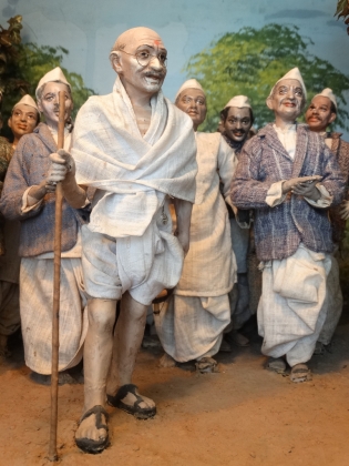 Изображение Ганди, ведущего марш протеста в 1930 