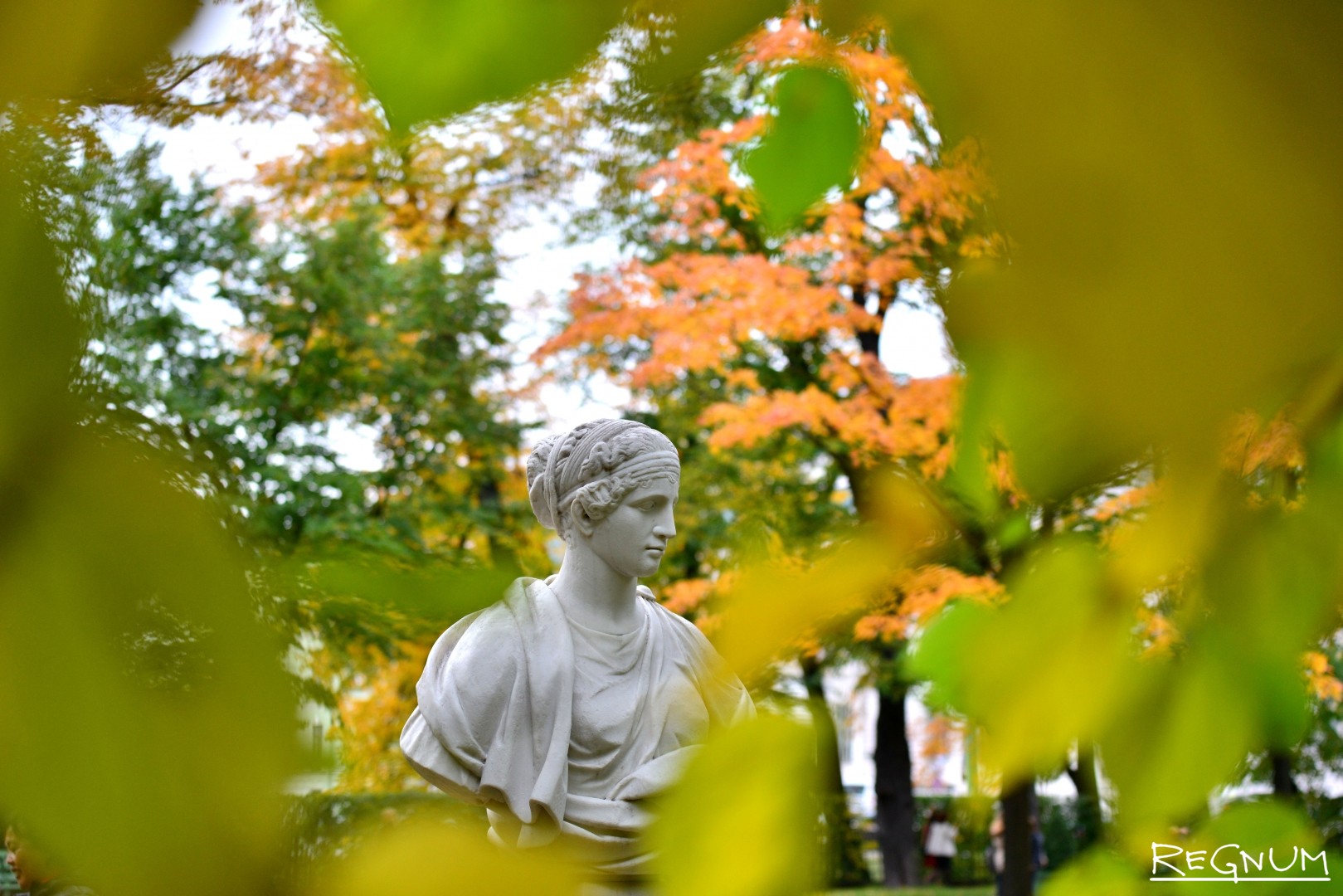 Летний сад статуя осень Санкт-Петербург