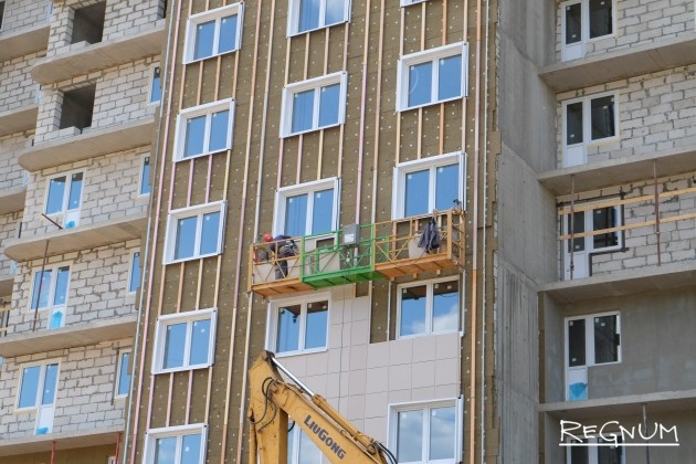 В Москве рабочий выжил при падении строительной люльки