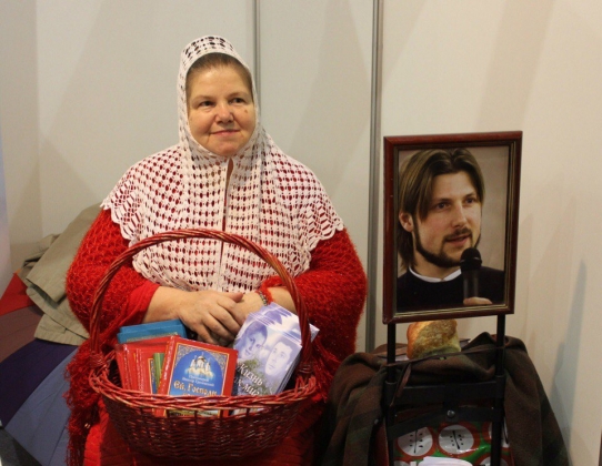 Зинаида Грозовская с портретом сына. 