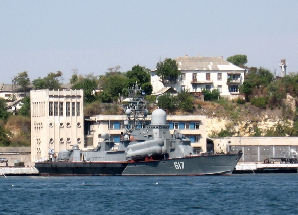 МРК «Мираж» (однотипный с МРК «Иней») в Севастопольской бухте
