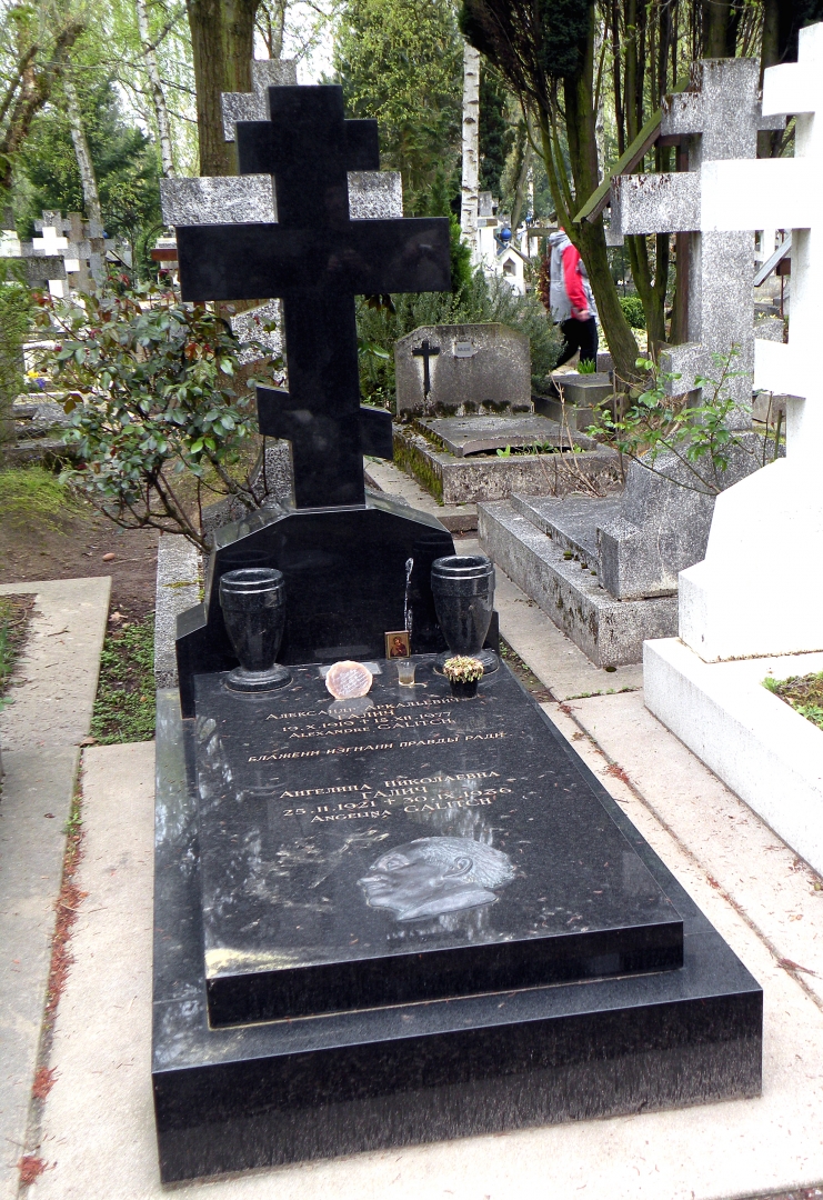 Могила Александра Галича и его жены на кладбище Сент-Женевьев-де-Буа
