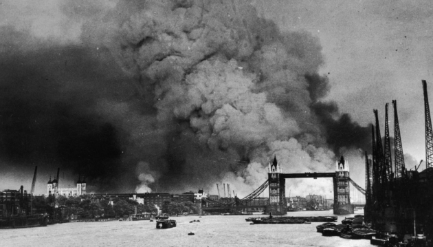 Дым поднимается за Тауэрским мостом во время первой массовой бомбардировки Лондона в сентябре 1940 г 