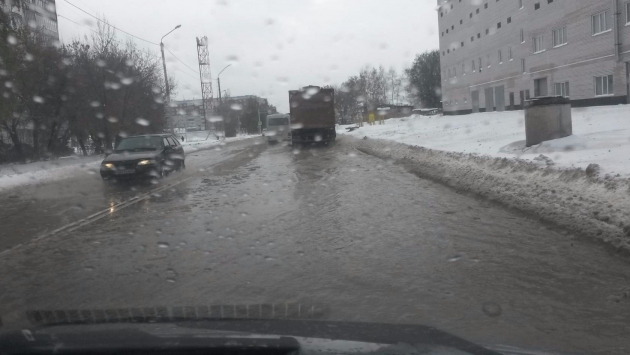 Снегопад с потопом: в Барнауле устраняют крупную коммунальную аварию