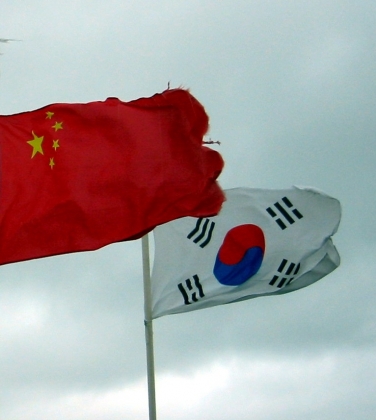 Флаги Китая и Южной Кореи