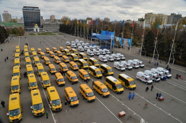 Володин передал Саратовской области 29 скорых и 50 школьных автобусов