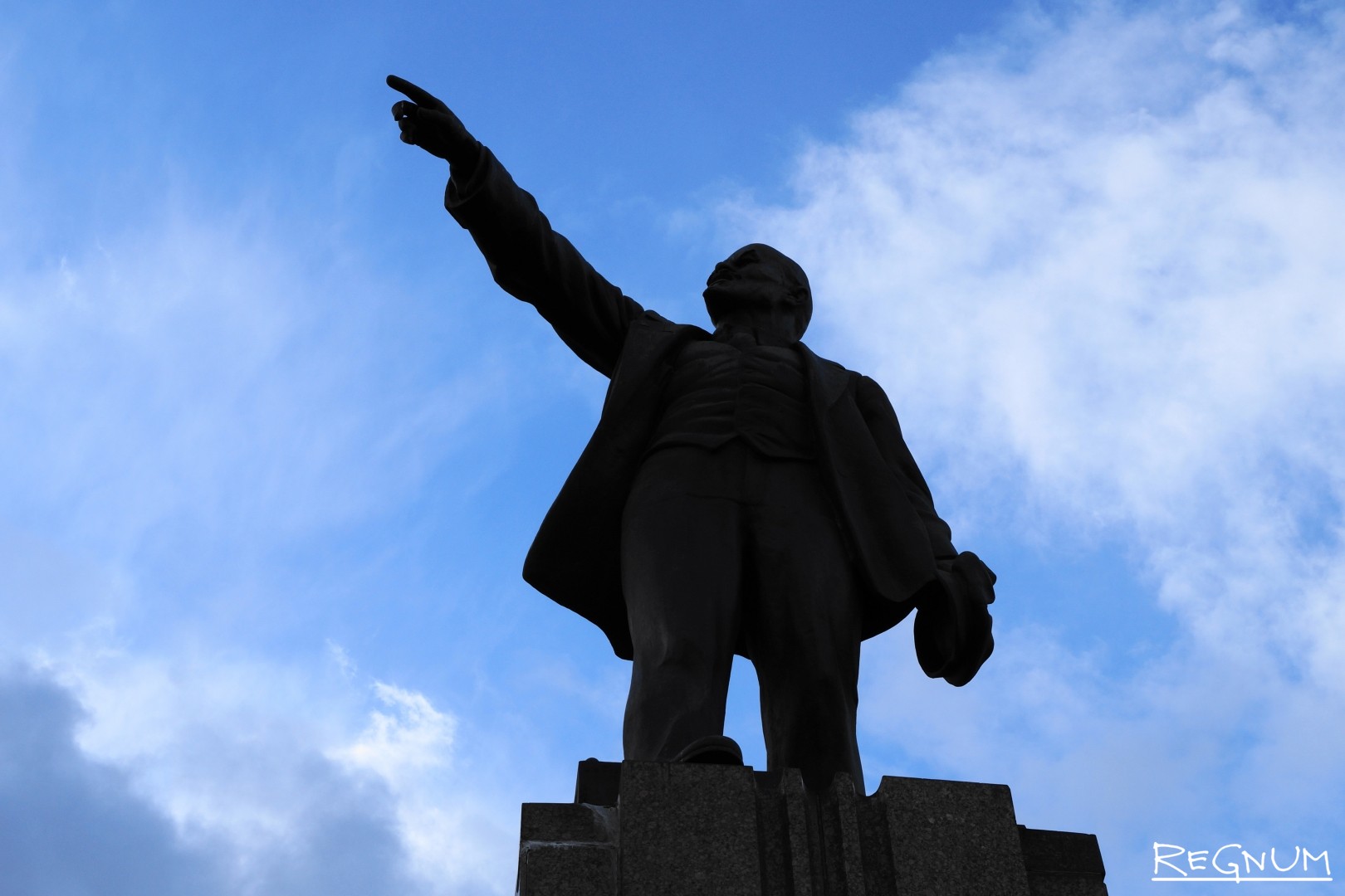 Памятник Ленину в кепке