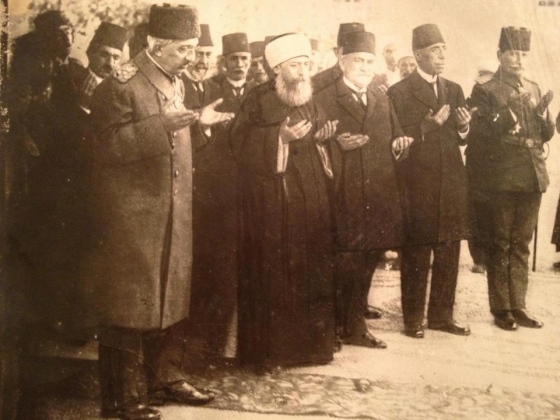 Мехмед VI молится с Шейх-уль-исламом Нури Эфенди и Великим визирем Ахмед Тевфик-пашой перед тем, как покинуть Стамбул. 17 ноября 1922 года