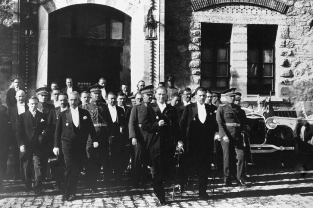 Ататюрк выходит из здания парламента. 1930-е