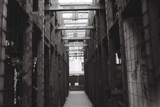 Стены тюрьмы (cc) Mariya Sarkazm
