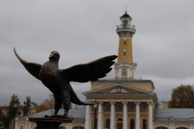 В Костроме на главную площадь вернулась похищенная скульптура голубя