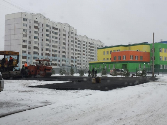 В Ярославле укладывают асфальт в снег