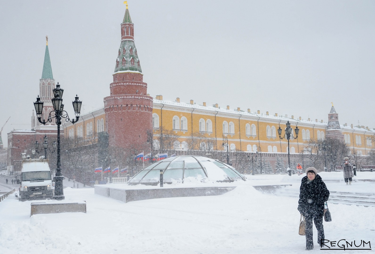 Снег 1 градусов. Зимняя Москва. Снег в Москве. Зима в Москве. Москва в январе.