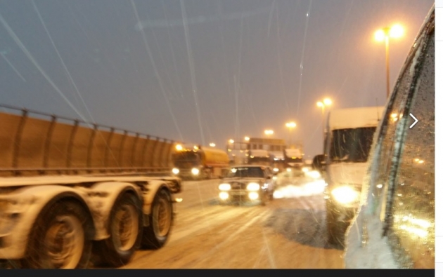 Из-за снежной бури в Петербурге растет число ДТП