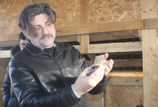 Археолог Константин Скворцов демонстрирует осколки керамики балтославян