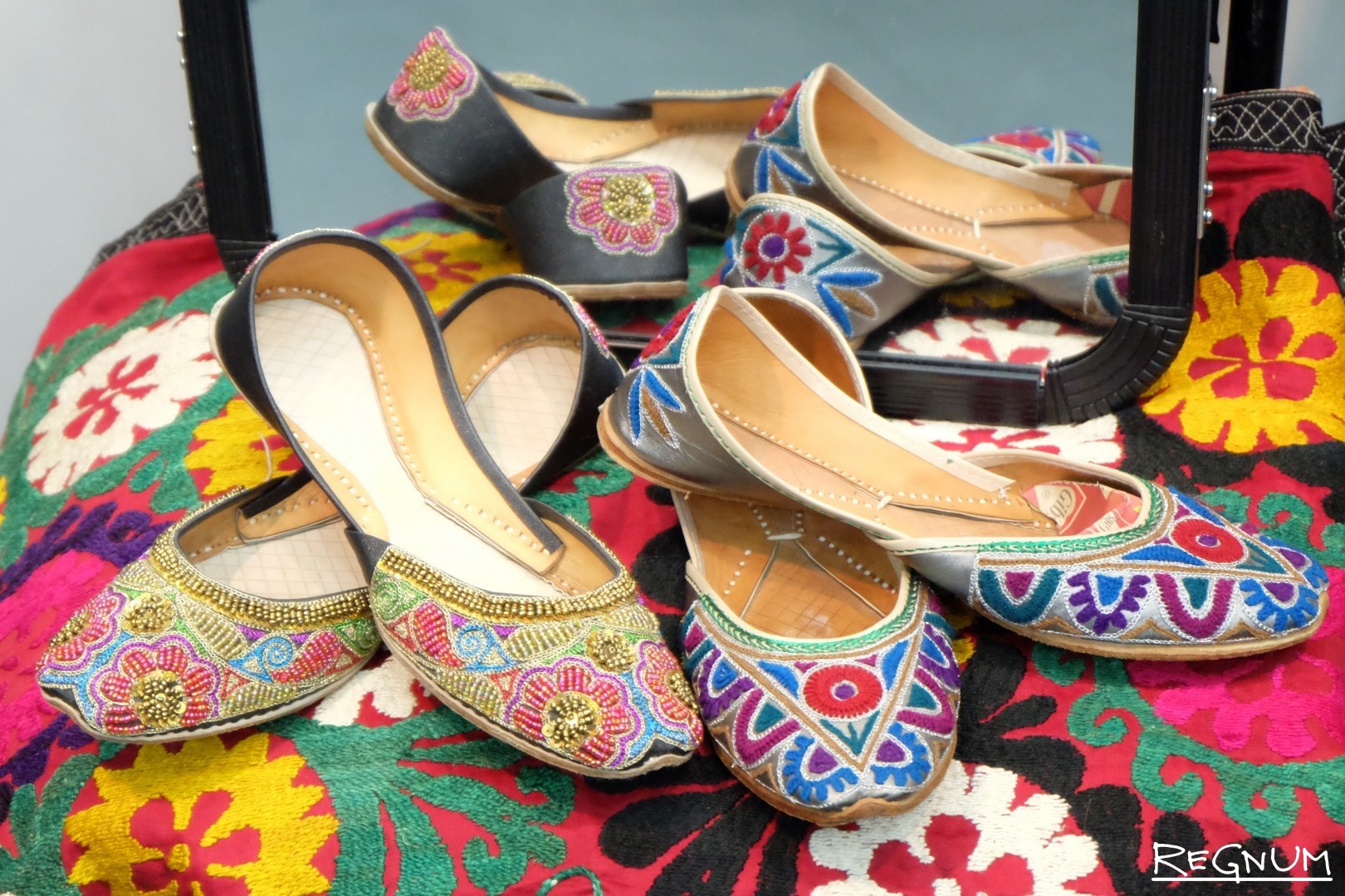 Узбекские товары. Узбекская обувь. Узбекистанские вещи. Узбекская женская обувь. Узбекская Национальная обувь.