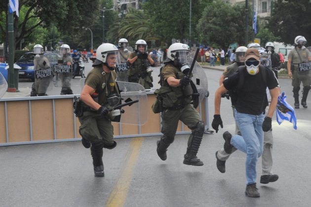 В Афинах полиция слезоточивым газом разгоняет протестующих