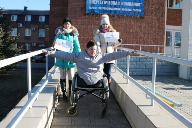 Инвалид-колясочник Денис Якимов пытается воспользоваться пандусом
