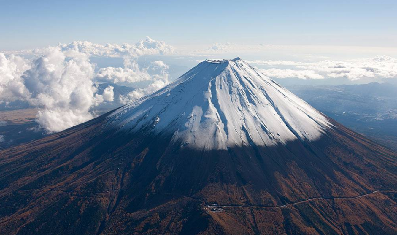 Вулкан Фудзияма. Гора Фудзияма в Японии. Гора Фудзи в Японии. Вулкан Фудзияма извержение. Фудзияма извержение