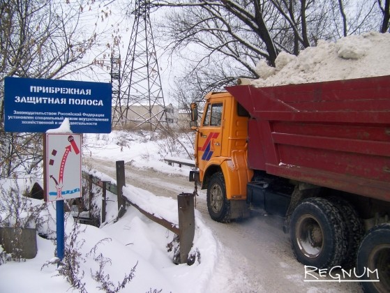 Деньги на снег: в водоохранной зоне Барнаула устроили свалку